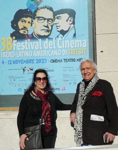 Soledad Del Rio Larrain e Alvaro Covachevich di fronte al Teatro Miela, a Trieste